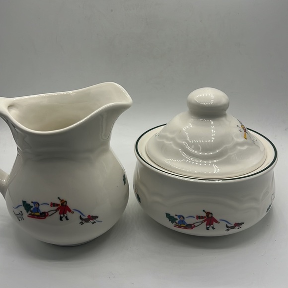 Pfaltzgraff snow village Mugs and creamer sugar Set - Picture 10 of 11